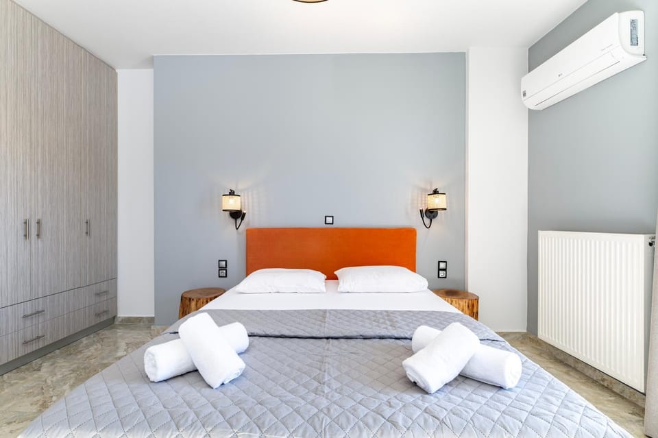 Bed, Photo of the whole room, Bedroom, towels, wardrobe, air conditioner