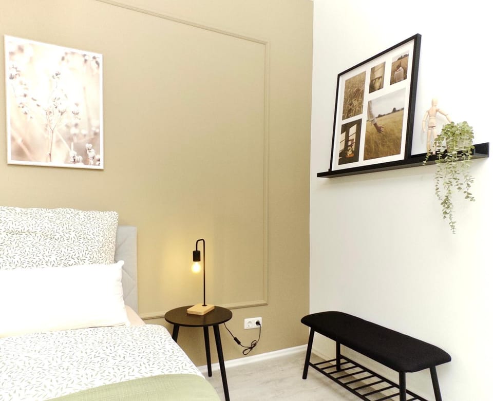 Bed, Seating area, Bedroom