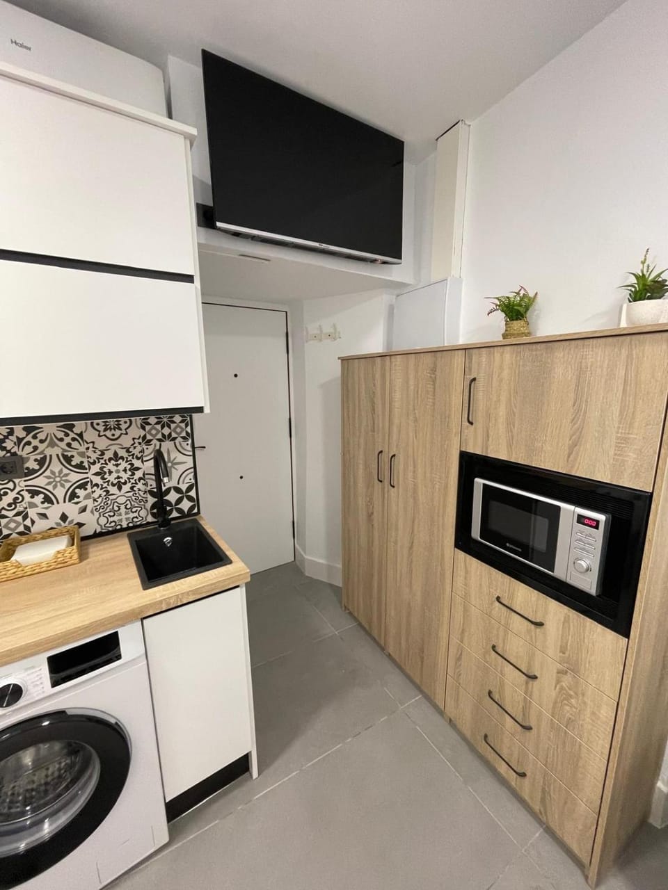 Kitchen or kitchenette, washing machine