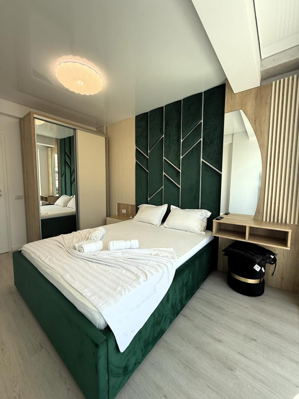 Bed, Bedroom, towels