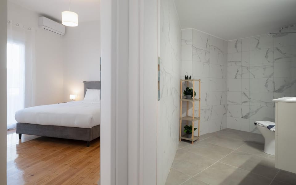 Shower, Toilet, Bed, Bathroom, Photo of the whole room, Bedroom, towels