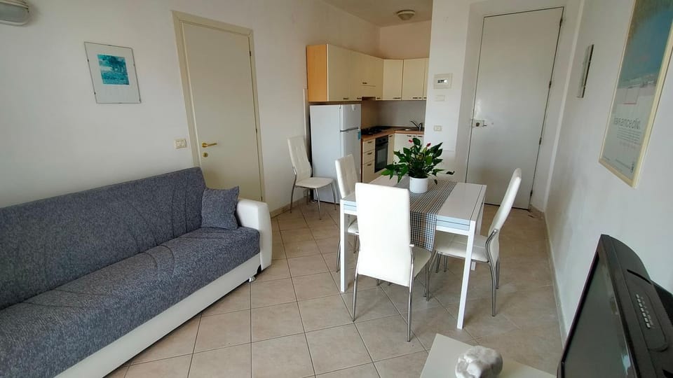 P313 nr 102 trilocale sul mare con ombrellone in prima fila House in Marcelli
