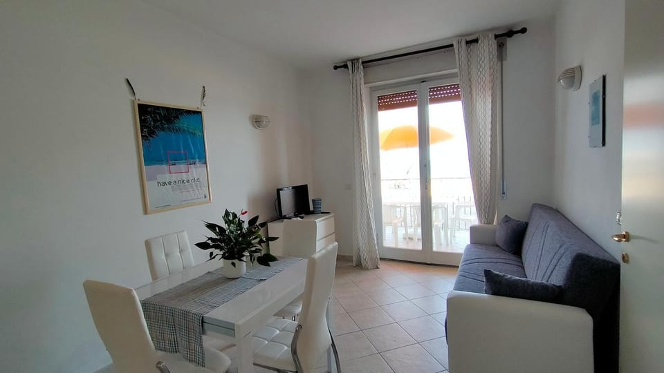 P313 nr 102 trilocale sul mare con ombrellone in prima fila House in Marcelli