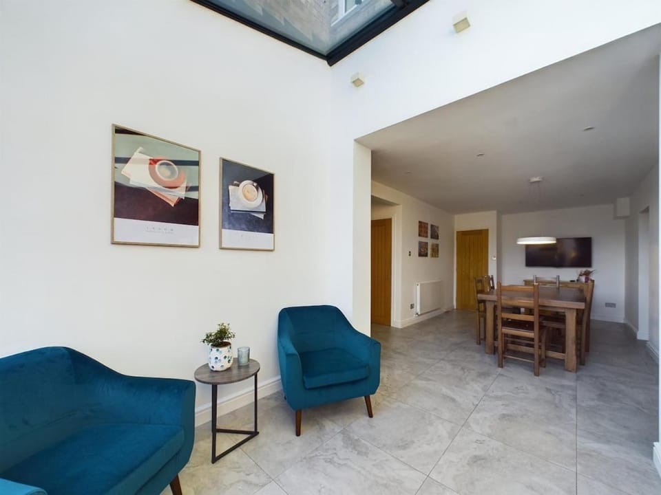 Sleek and Spacious in The Park House in Cheltenham