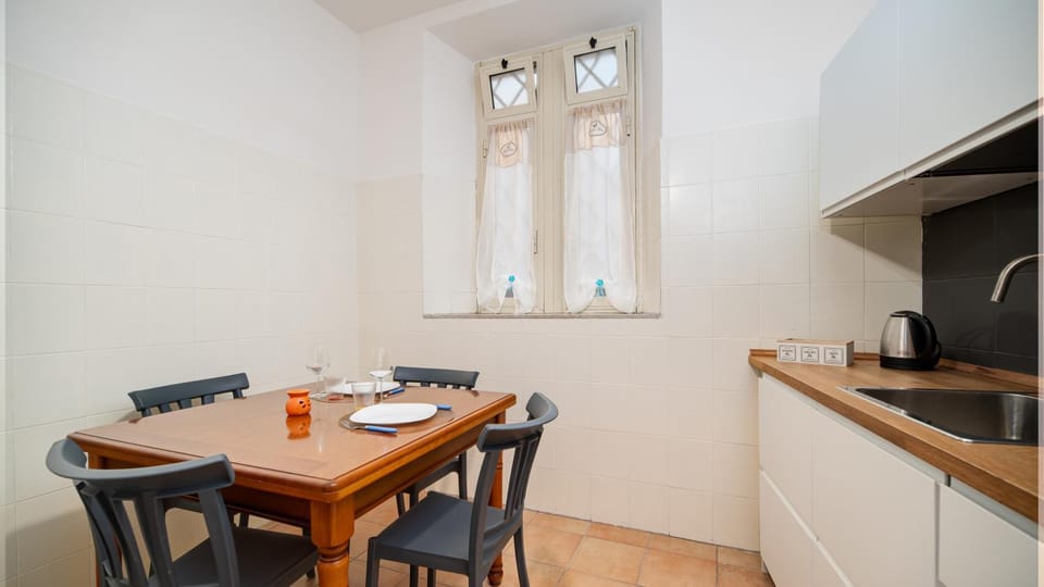 Kitchen or kitchenette, Dining area