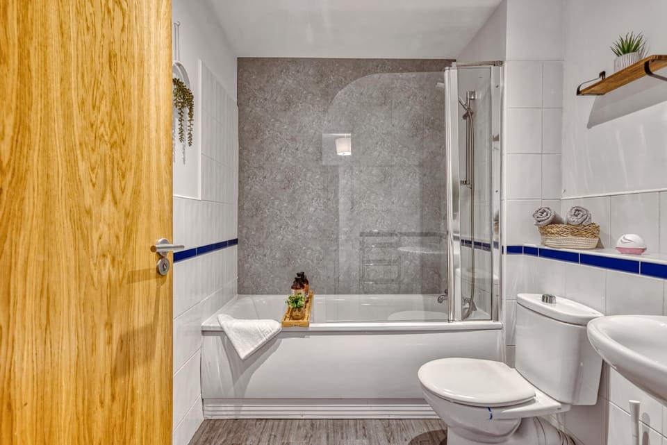 Shower, Toilet, Bathroom, towels