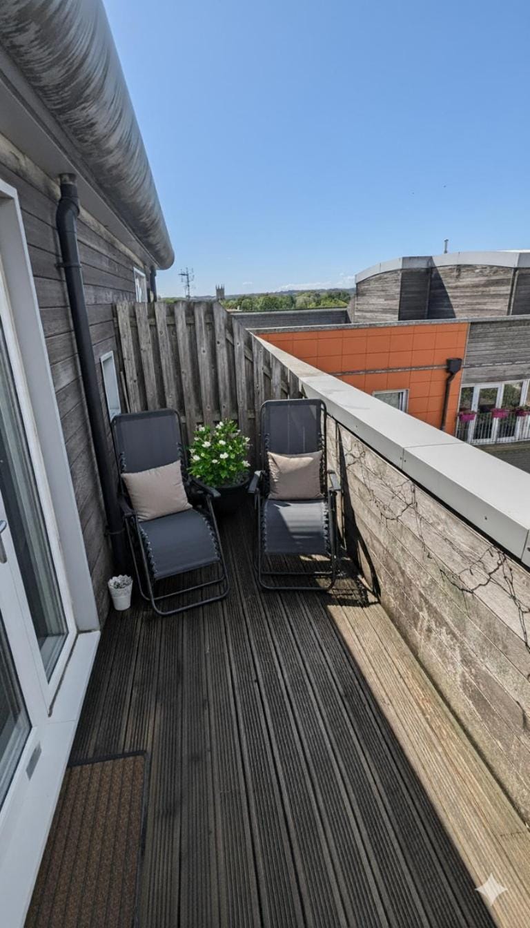 Cosy Central 2-Bed Flat City View & Parking Apartment in Wigan