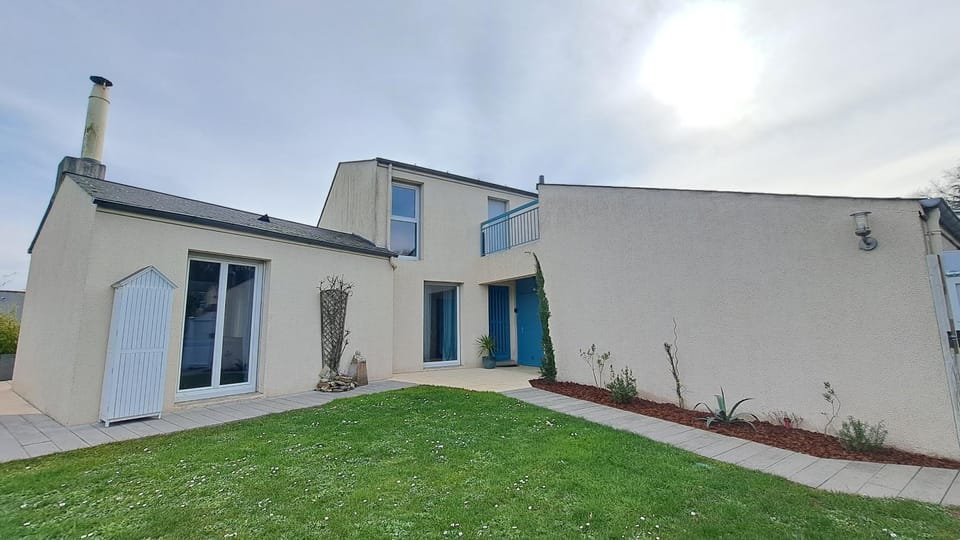 Property building, Day, Garden, Garden view