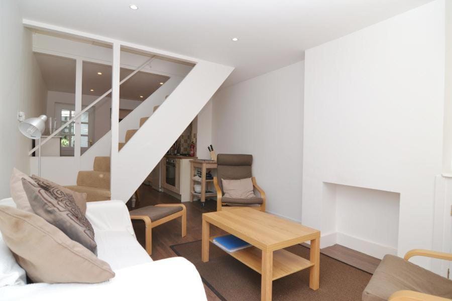 Charming Cottage with Roof Terrace House in Twickenham