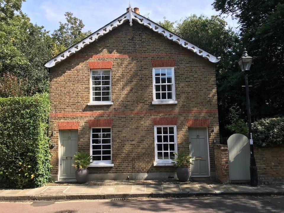 Charming Cottage with Roof Terrace House in Twickenham