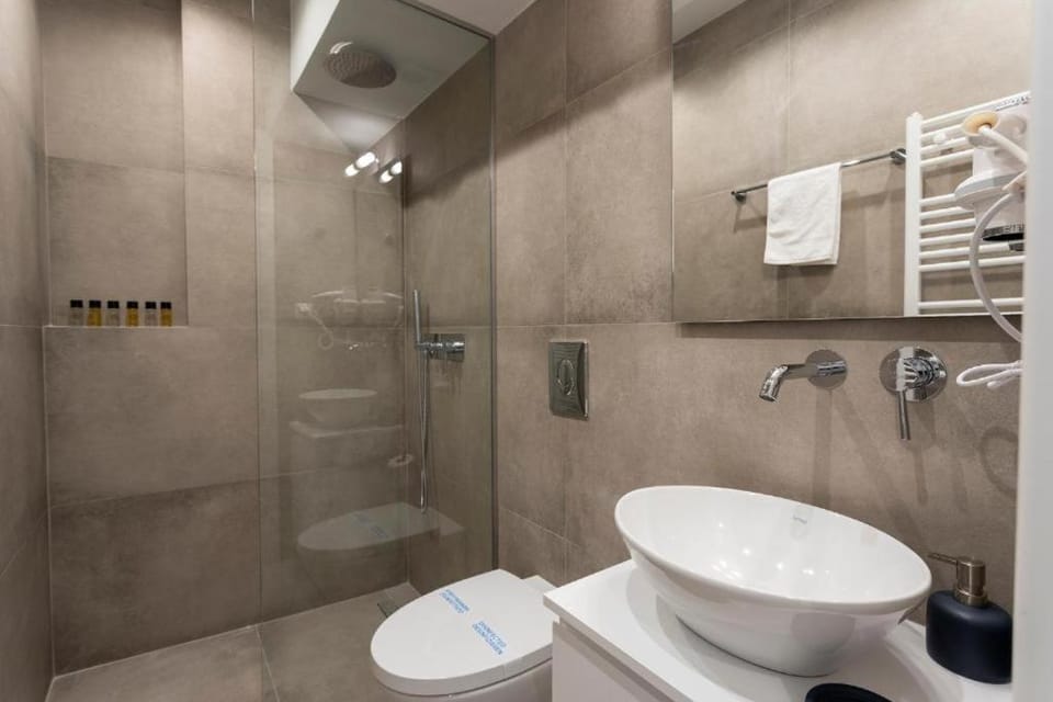 Shower, Toilet, Bathroom, towels