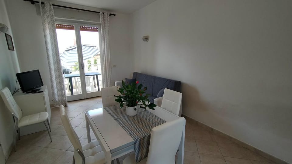 P312 nr 104 trilocale sul mare con ombrellone in prima fila House in Marcelli