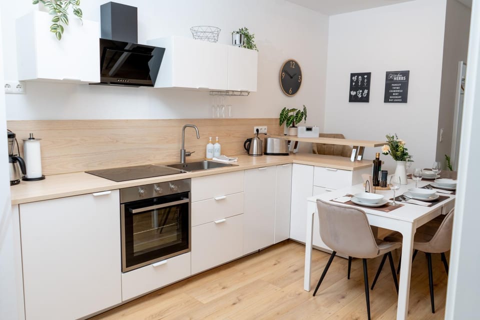 Coffee/tea facilities, Kitchen or kitchenette, Dining area, dishwasher, oven, stove, toaster