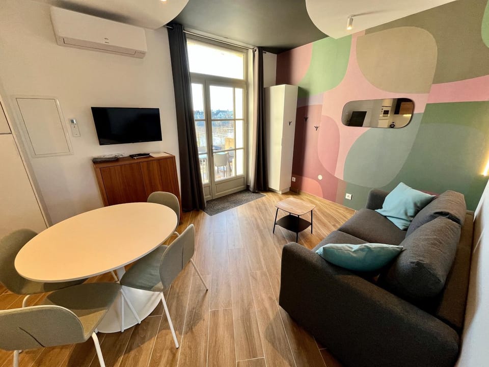 Communal lounge/ TV room, TV and multimedia, Living room, air conditioner
