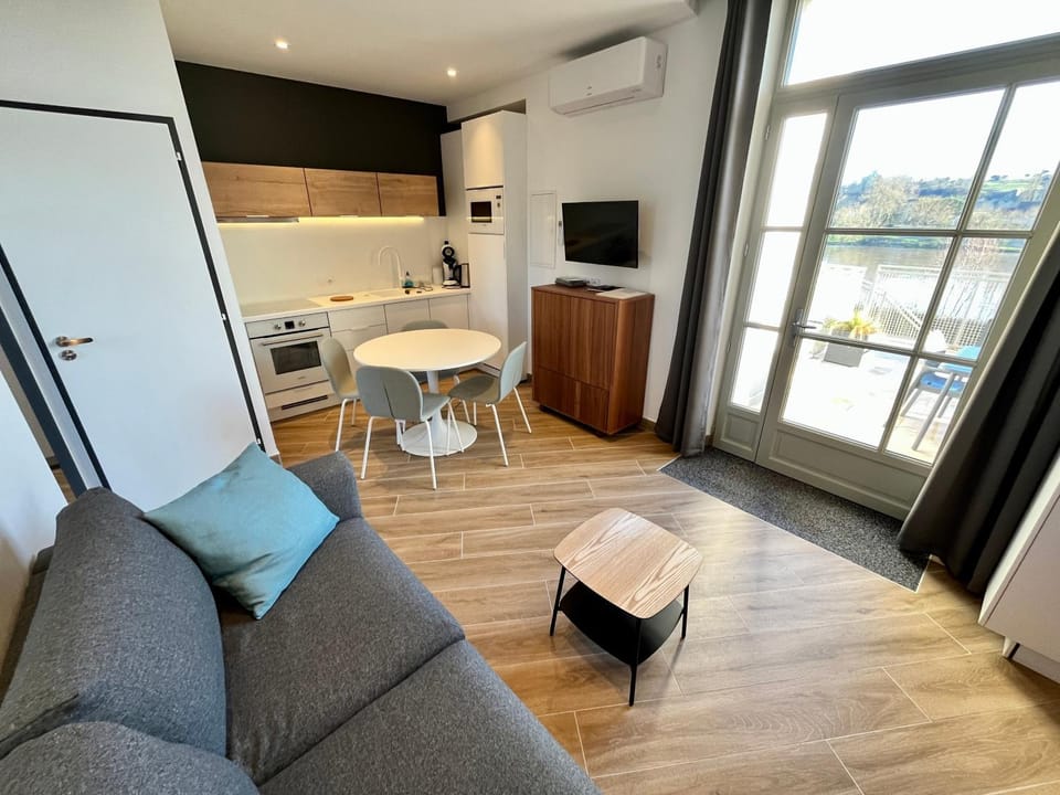 TV and multimedia, Kitchen or kitchenette, Living room, Seating area, Dining area