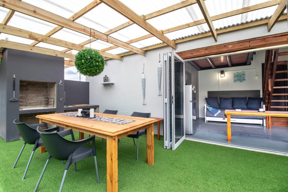 Patio, Living room, Seating area, Dining area