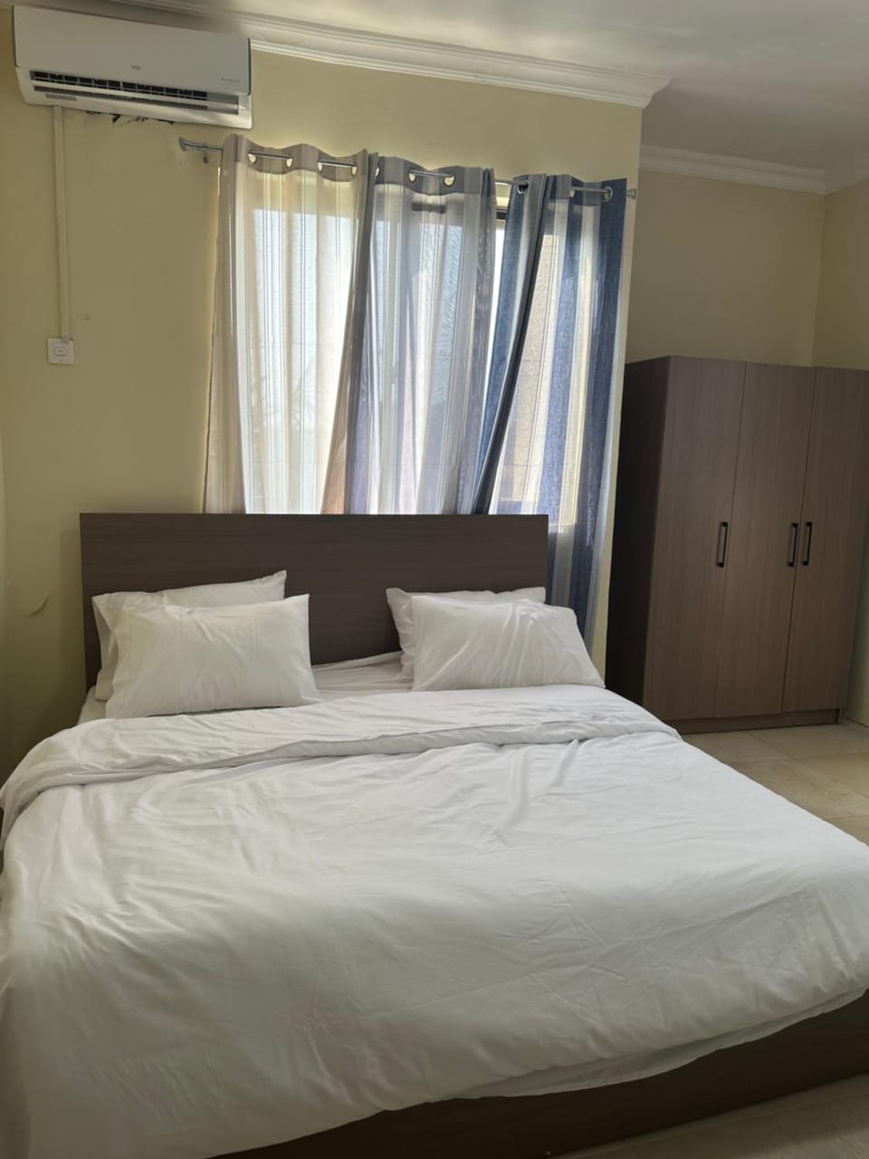 Bedroom, wardrobe, air conditioner