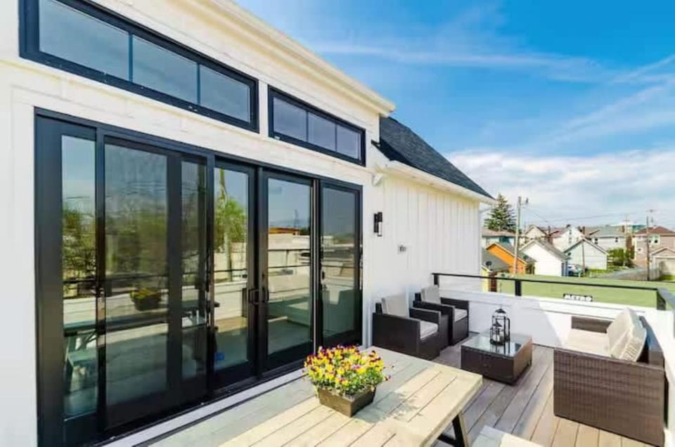 Property building, Day, Balcony/Terrace