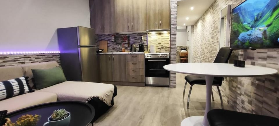 Kitchen or kitchenette, Seating area, Dining area