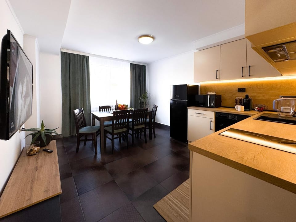 Communal lounge/ TV room, TV and multimedia, Living room, Dining area, oven