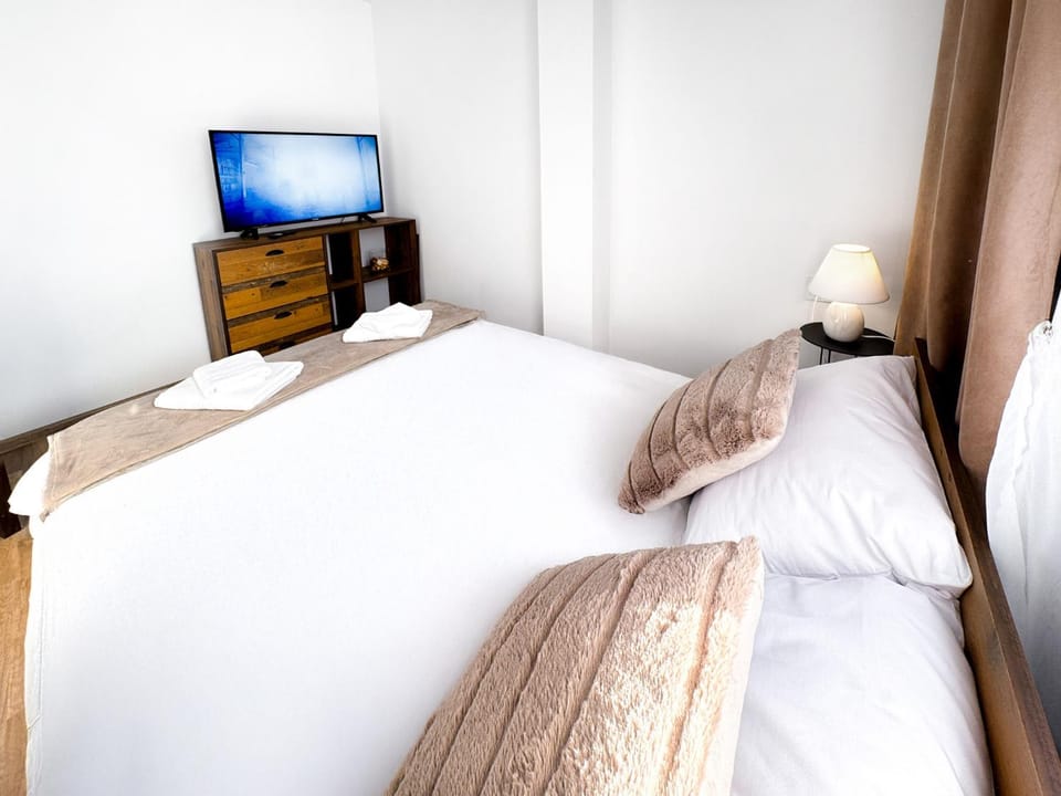 Bed, TV and multimedia, Evening entertainment, Bedroom