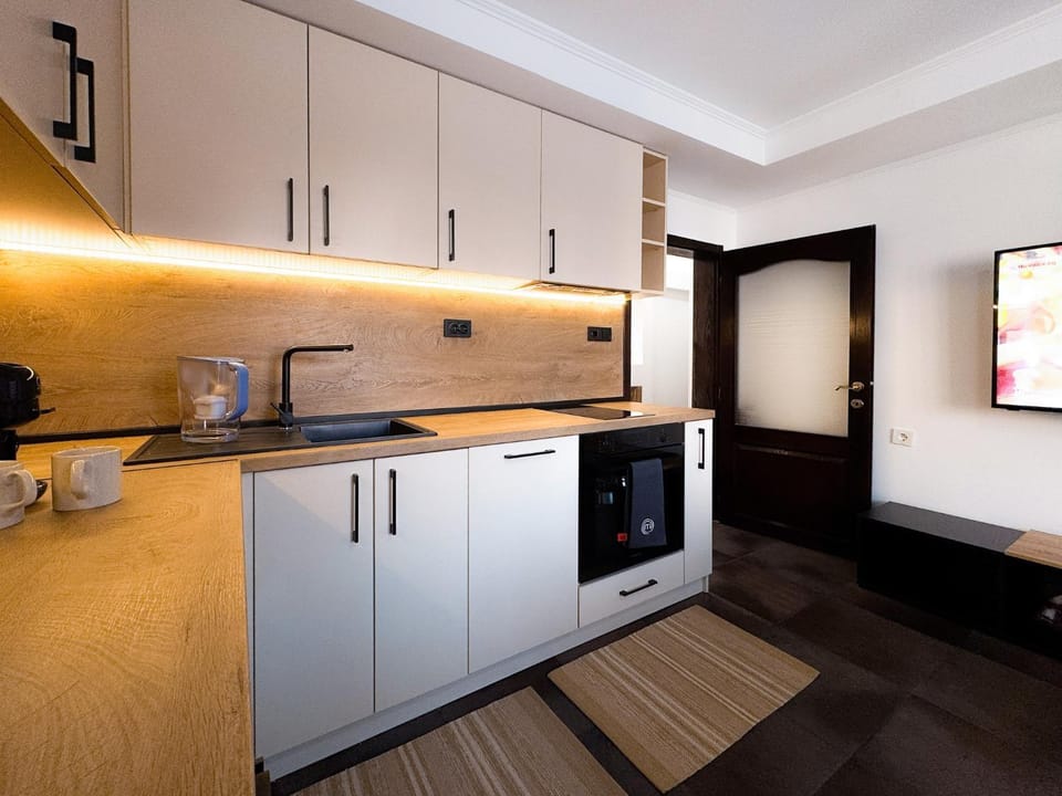 Kitchen or kitchenette, dishwasher, oven