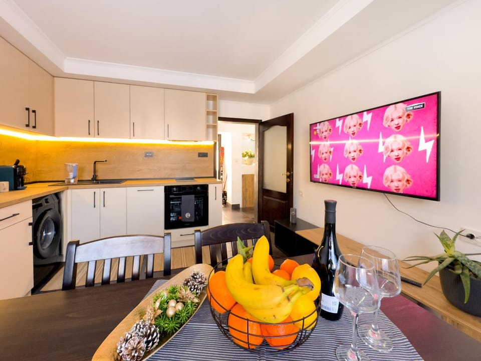TV and multimedia, Kitchen or kitchenette, Food and drinks, Dining area, Food, oven