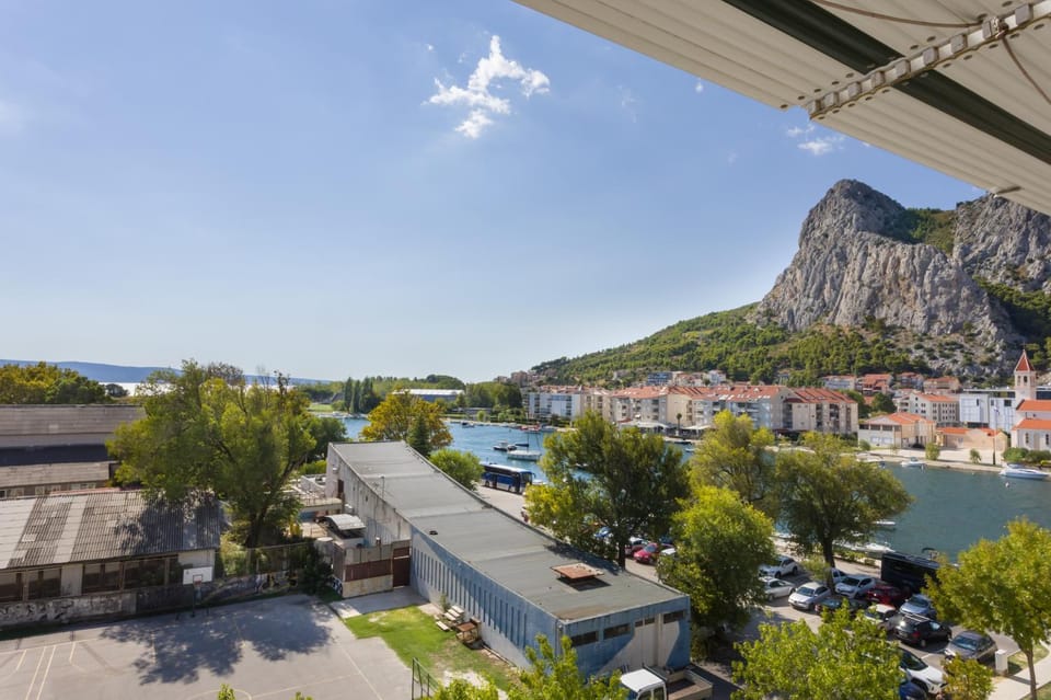 River view, Sea view, Location
