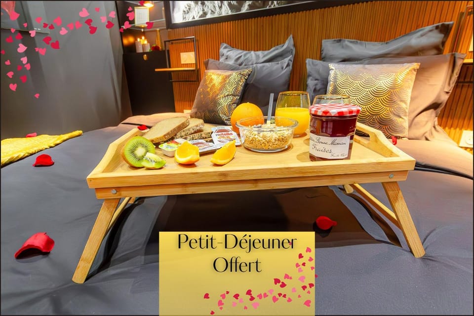 Bed, Living room, Food and drinks, Photo of the whole room, Seating area, Bedroom, Food, Breakfast, Continental breakfast, Drinks