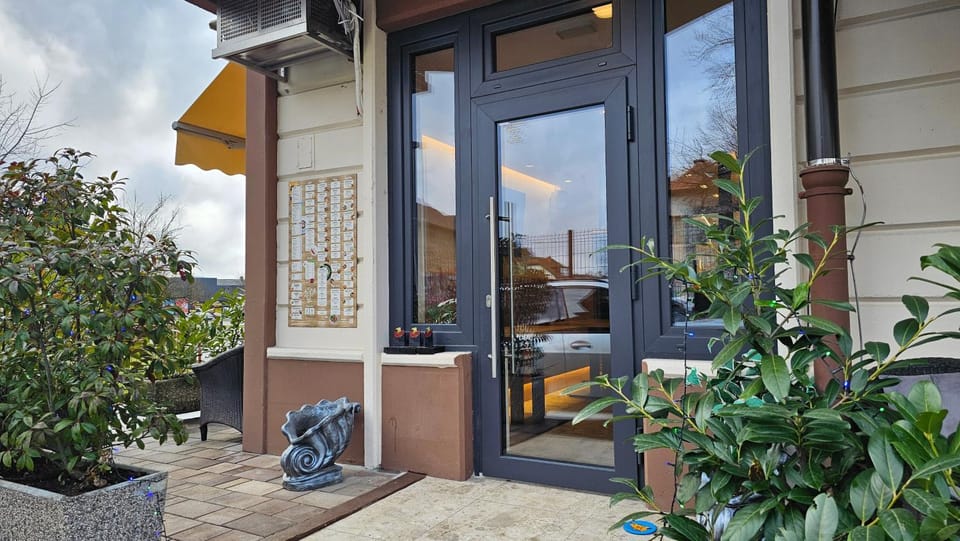 Restaurant/places to eat, Lounge or bar