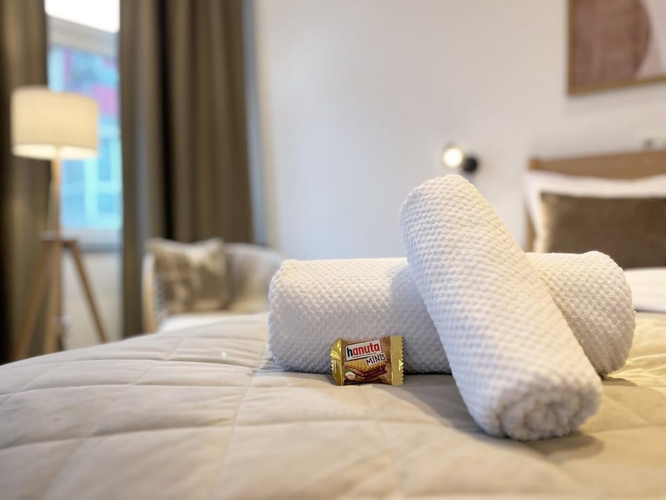 Bed, Bedroom, towels, towels