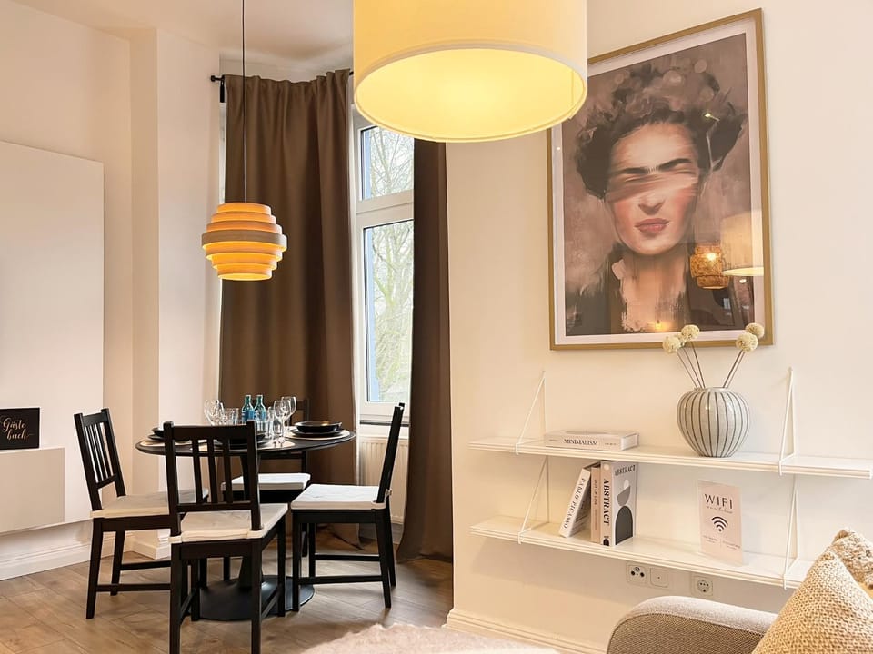 Communal lounge/ TV room, TV and multimedia, Living room, Seating area, Dining area, Food