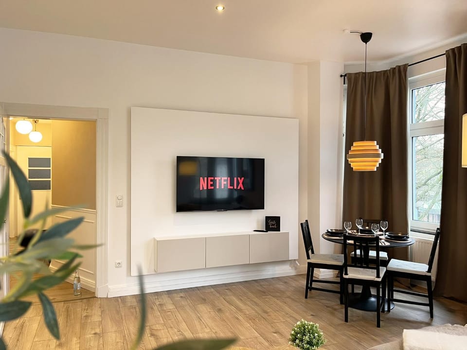 Communal lounge/ TV room, TV and multimedia, Living room, Dining area, Food