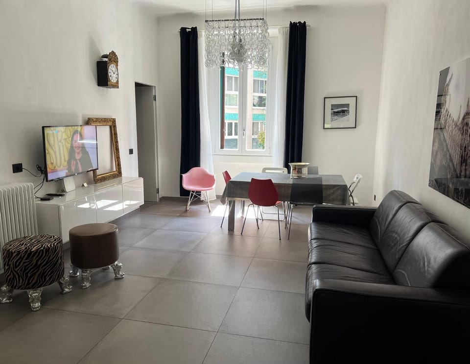Day, Living room, Dining area, Lunch