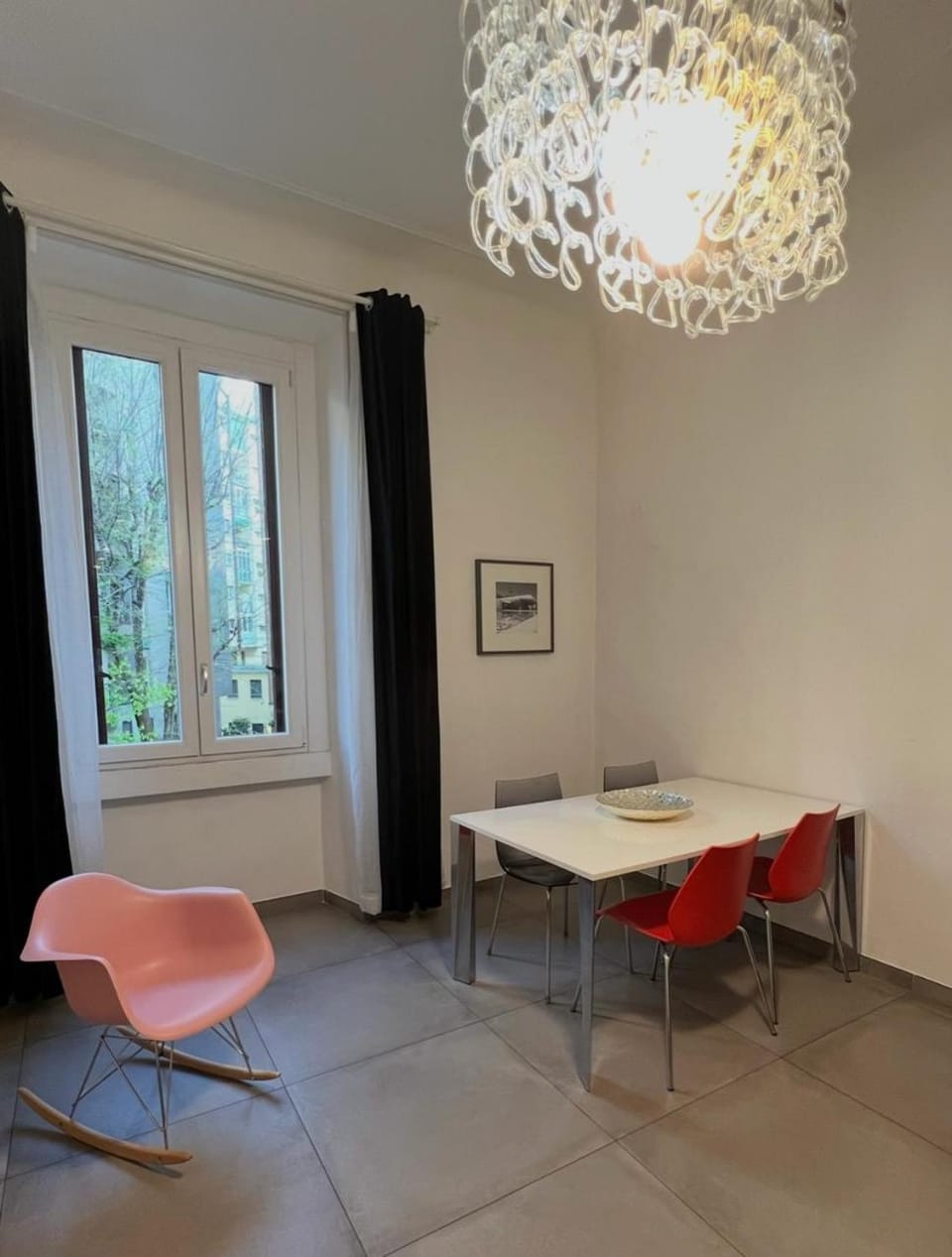 Day, Living room, Seating area, Dining area, Time of day