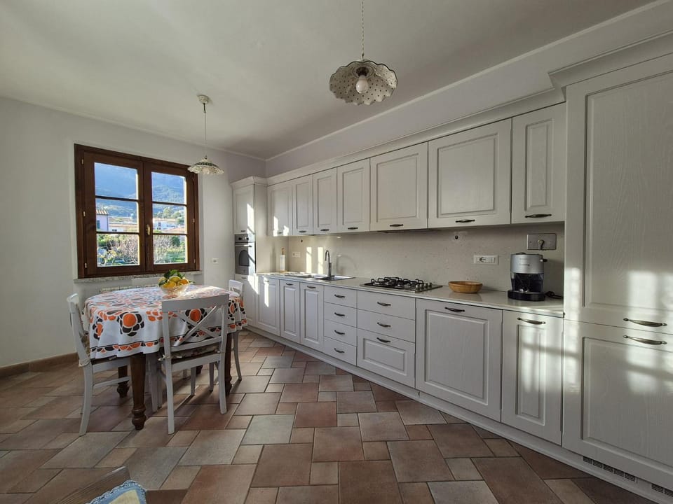 Coffee/tea facilities, Kitchen or kitchenette, Dining area, dishwasher, oven, stove