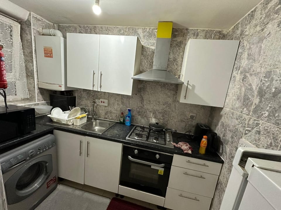 Kitchen or kitchenette, oven, washing machine, kitchen