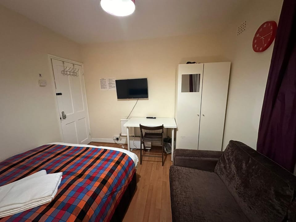 Bed, TV and multimedia, Bedroom, heating, wardrobe