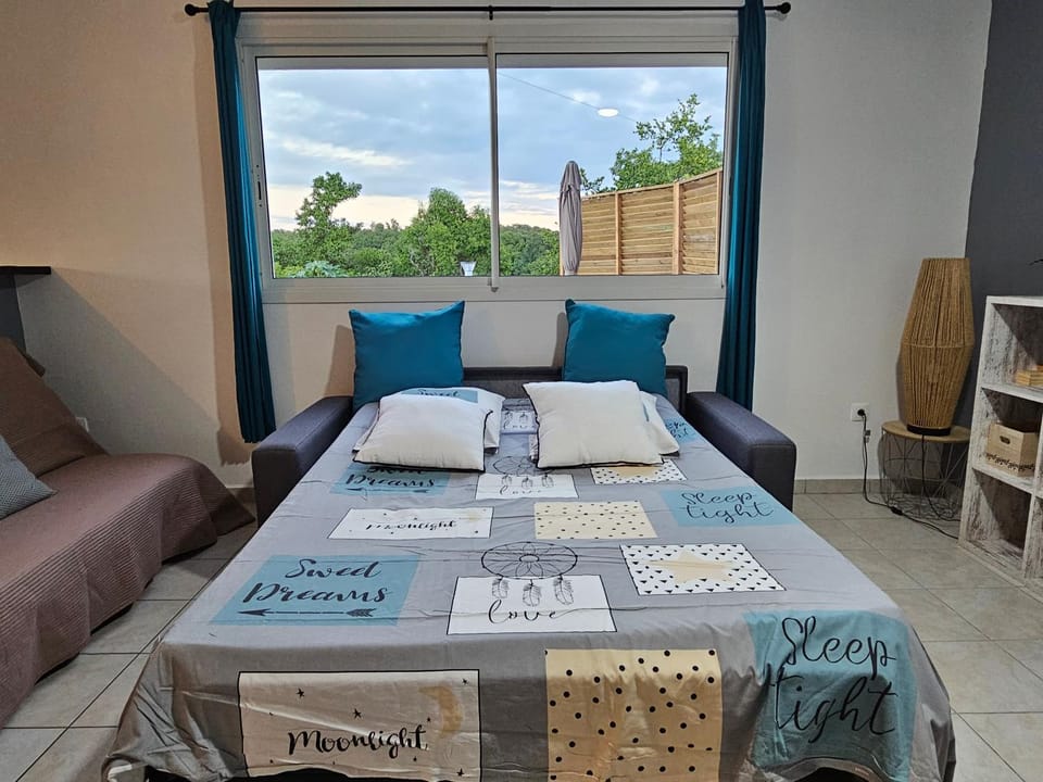 Bed, Living room