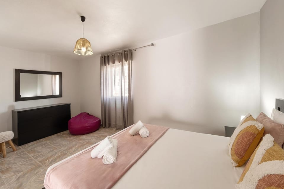 Bed, Photo of the whole room, Bedroom, towels