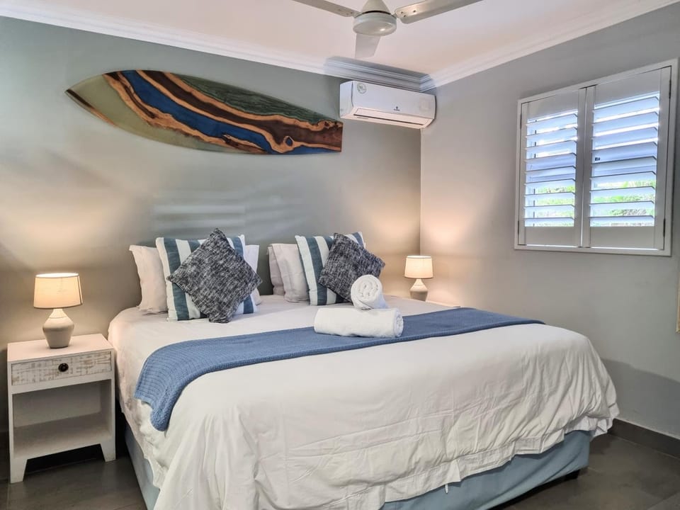 Bed, Photo of the whole room, Bedroom, air conditioner