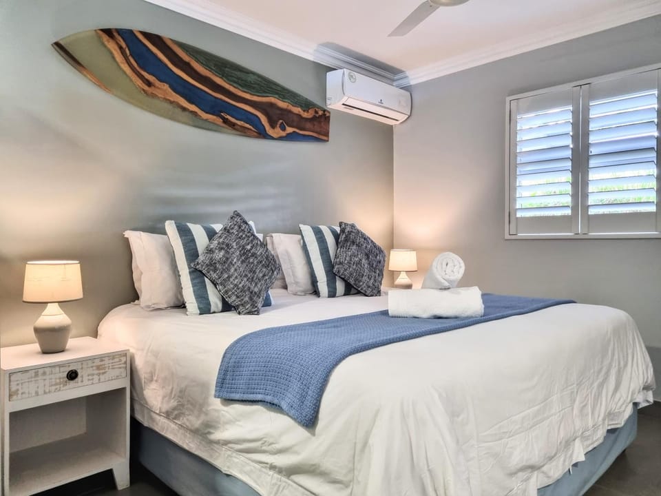 Bed, Photo of the whole room, Bedroom, air conditioner