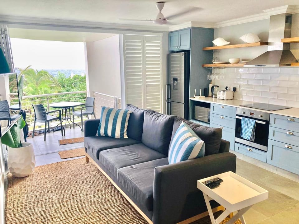 Kitchen or kitchenette, Living room, Seating area, Dining area, minibar, stove