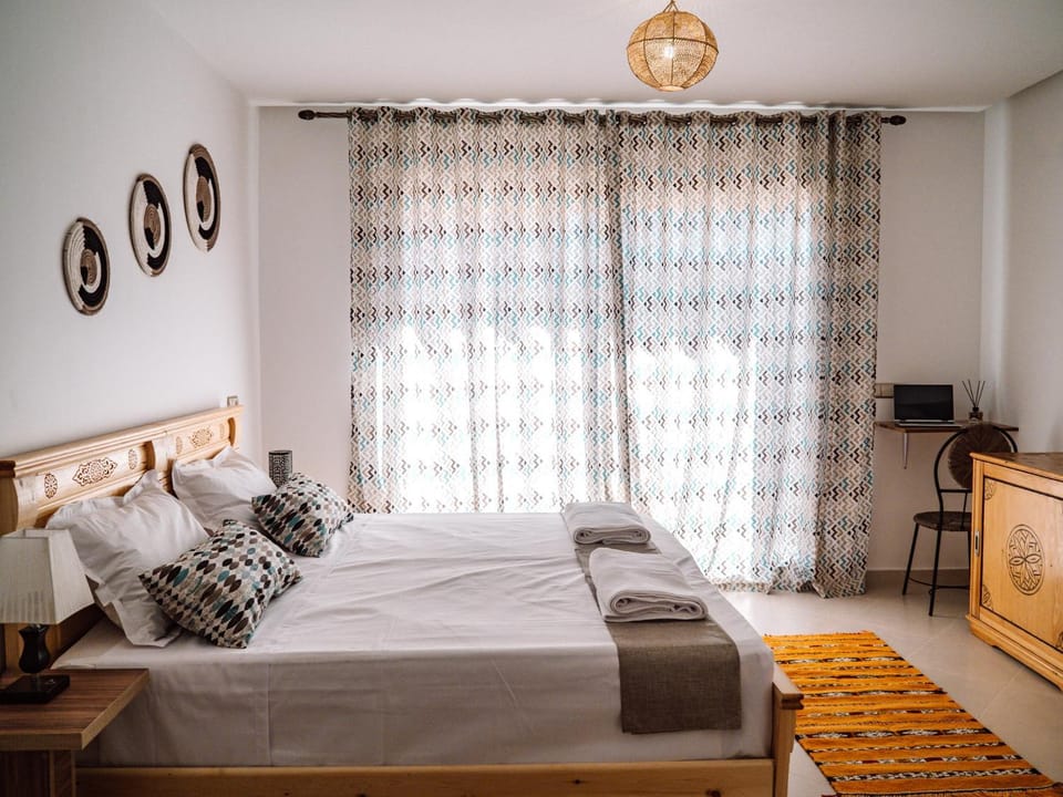 Bed, TV and multimedia, Photo of the whole room, Decorative detail, Bedroom, towels