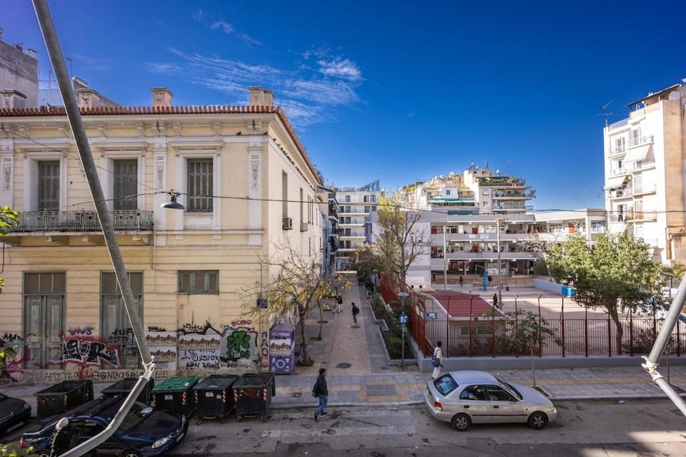 3 Bedroom Gem at METRO Apartment in Athens
