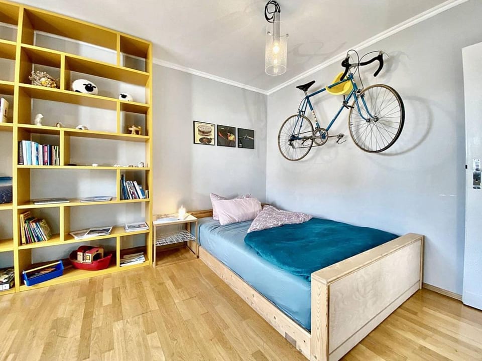 Bed, Library, Photo of the whole room, Bedroom