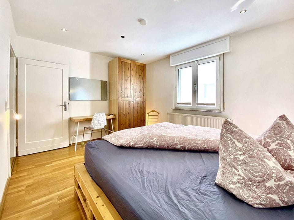 Bedroom, Text overlay