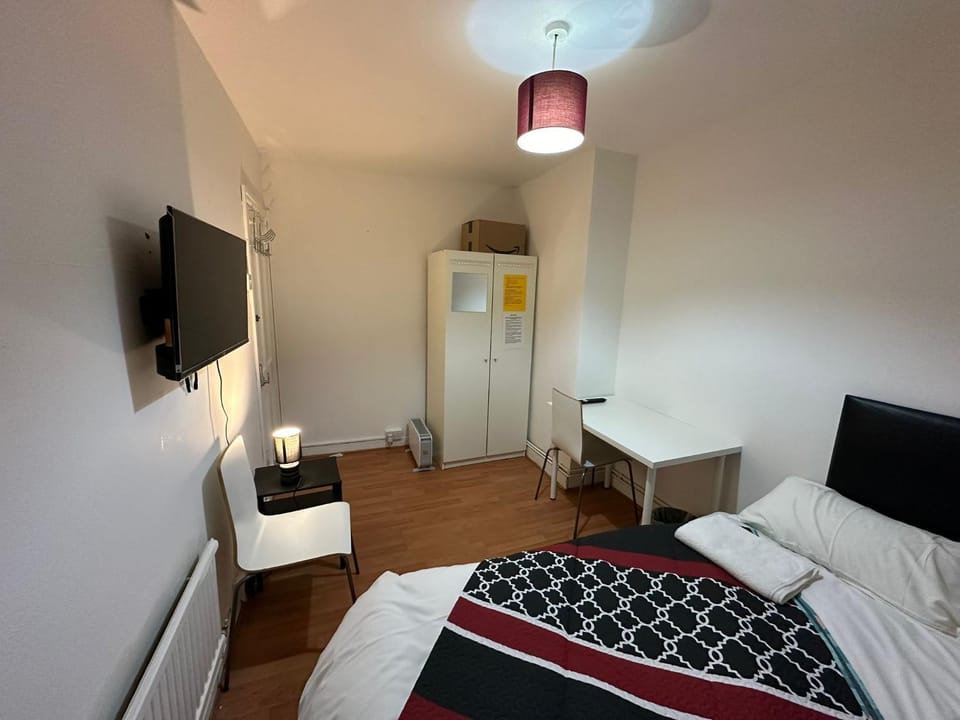 Bed, TV and multimedia, Bedroom, heating, wardrobe