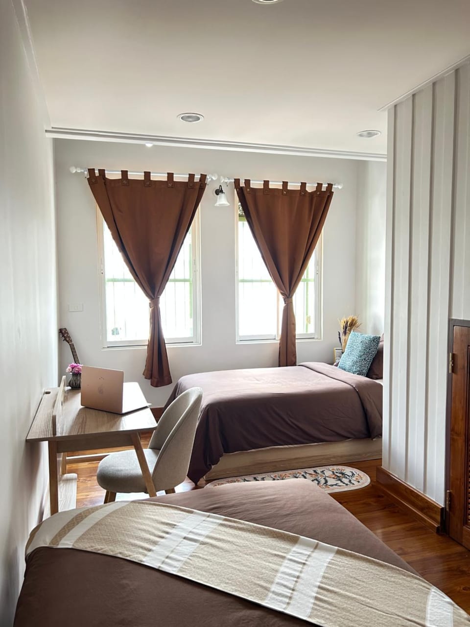 Bed, Seating area, Bedroom
