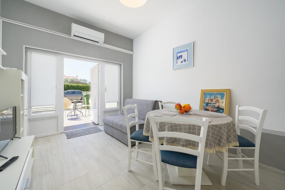 Living room, Dining area, air conditioner